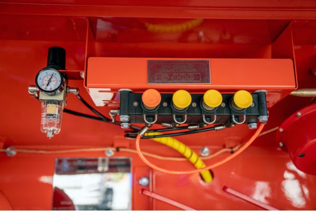 Пневматической управление донными клапанами