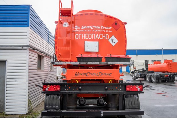 Лестница для подъема на площадку обслуживания цистерны