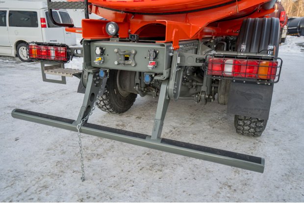 Заднее защитное устройство