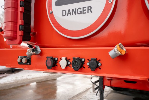 Разъемы для соединения электросистемы и пневмосистемы полуприцепа и тягача