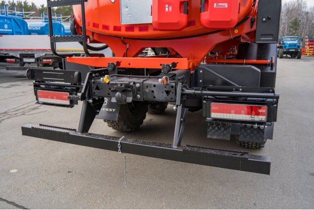 Заднее защитное устройство