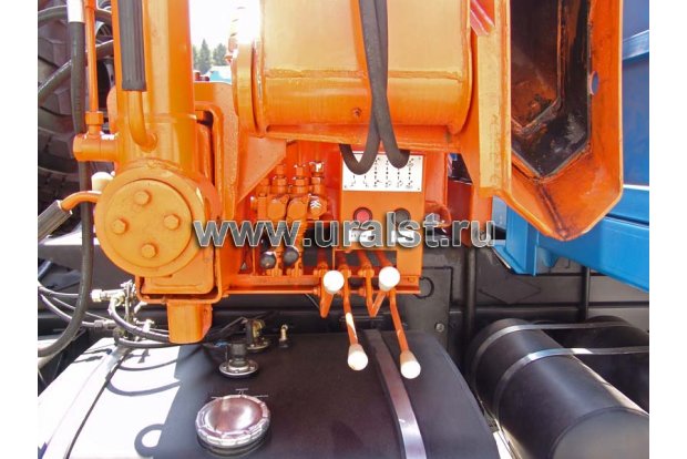 Бортовой автомобиль КамАЗ с КМУ-90