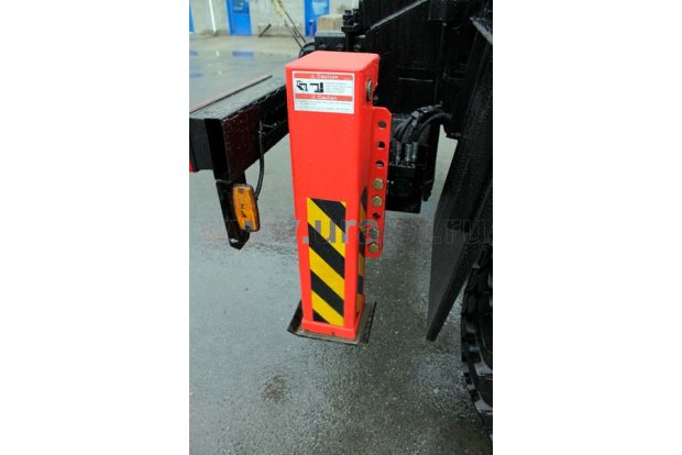 Задние опоры крана-манипулятора SAMYANG НТS 2076 с буровой установкой