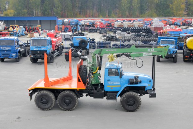 Автомобиль-тягач УСТ-5453 хлыстотвоз