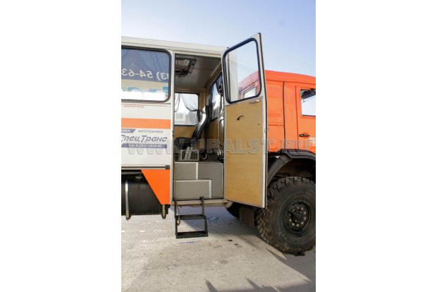 Вход в салон вахтового автобуса