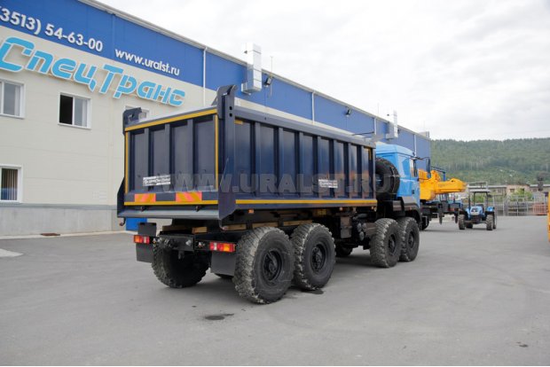 Самосвальный автомобиль Урал 532362-70. Самосвальная навеска 16,6 куб. м