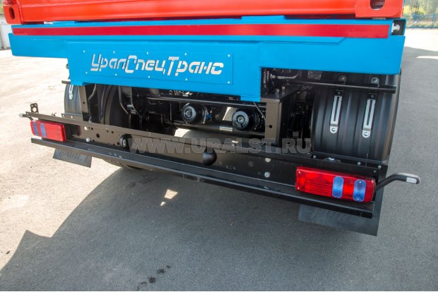 Заднее защитное устройство