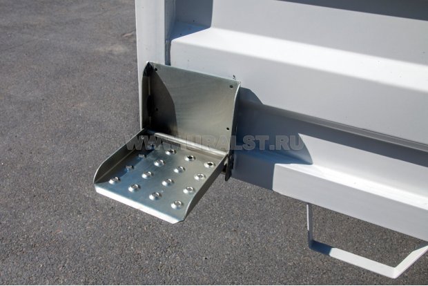Ступенька для подъема на грузовую платформу