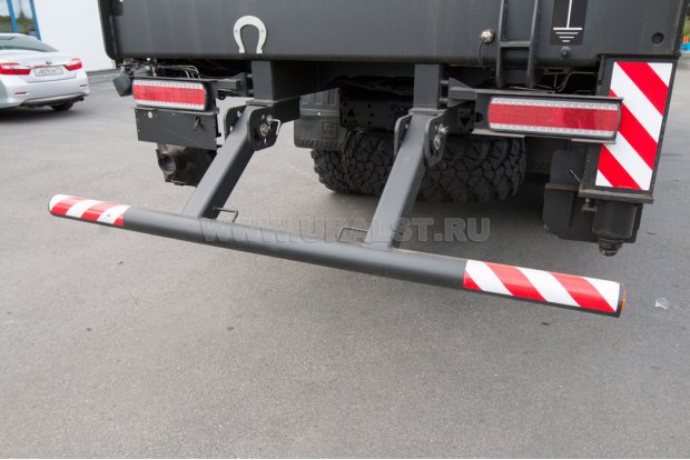 Заднее защитное устройство