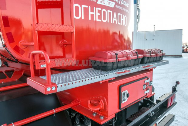 Площадка обслуживания полуприцепа цистерны