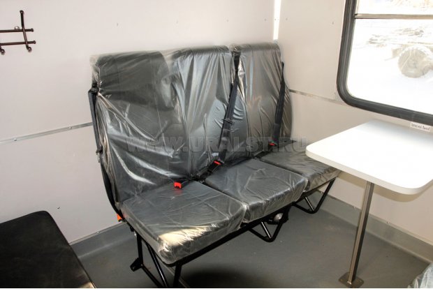 Трехместные пассажирские сиденья