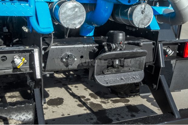 Заднее защитное устройство