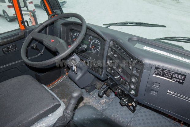 Приборная панель в кабине водителя
