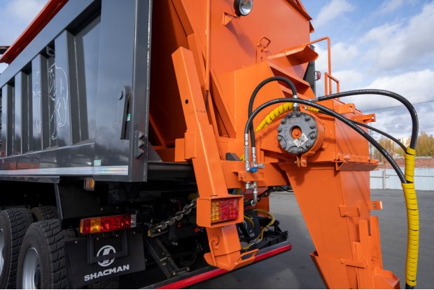 Гидравлический привод транспортера бункера и пескоразбрасывателя