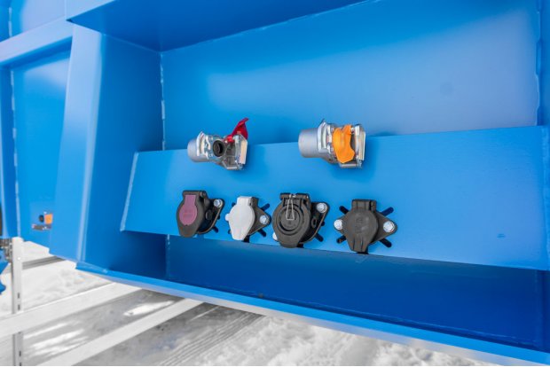 Разъемы для соединения электросистемы и пневмосистемы полуприцепа и тягача