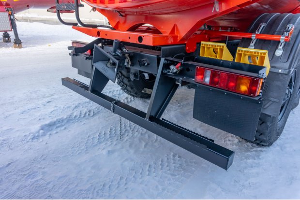 Заднее защитное устройство