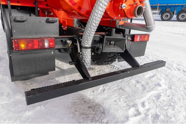 Заднее защитное устройство