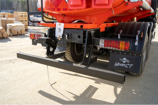 Заднее защитное устройство