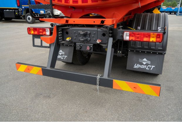 Заднее защитное устройство