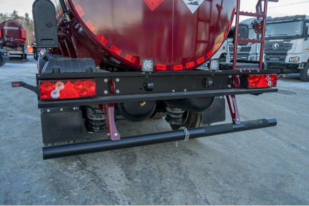 Заднее защитное устройство