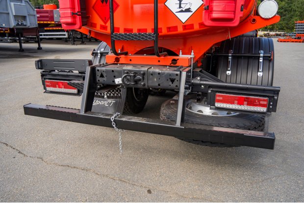 Заднее защитное устройство