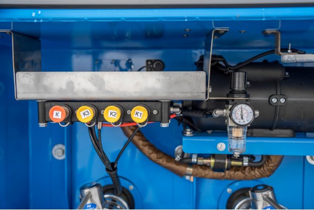 Блок пневмоуправления и манометр