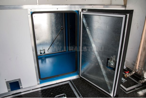 Открывающейся внутрь створка ниши для обогрева ниши