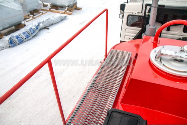 Площадка обслуживания цистерны с поручнем