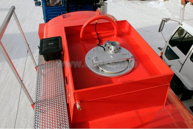 Заливная горловина цистерны