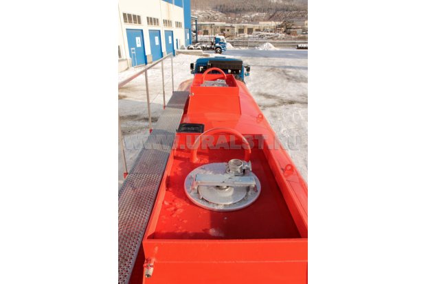 Заливные горловины цистерны