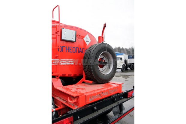 Крепление запасного колеса