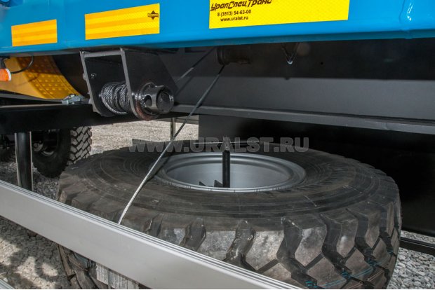 Лебедка для подъема запасного колеса