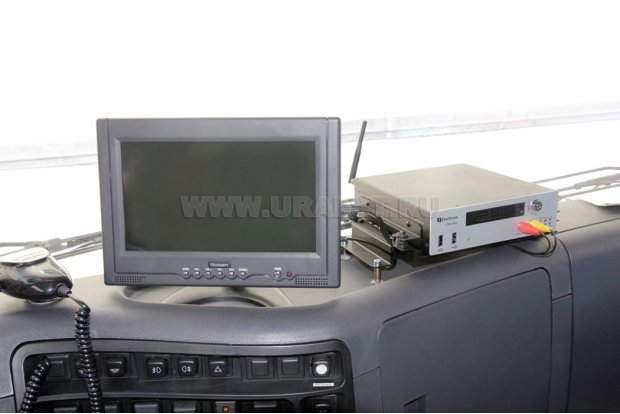 Монитор и видеорегистратор