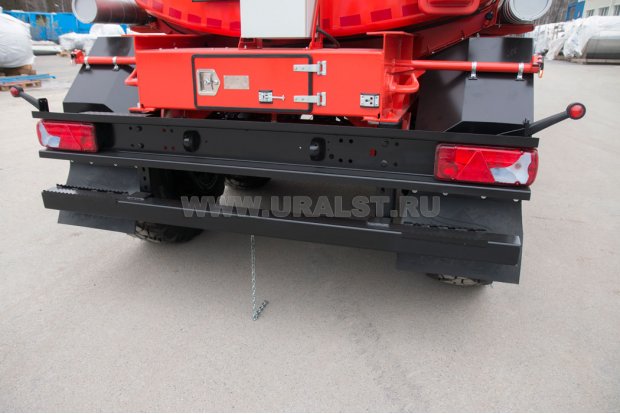 Заднее защитное устройство