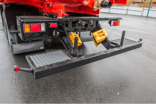 Заднее защитное устройство с площадкой обслуживания