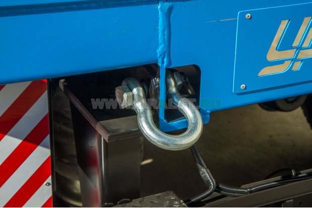 Буксировочная проушина