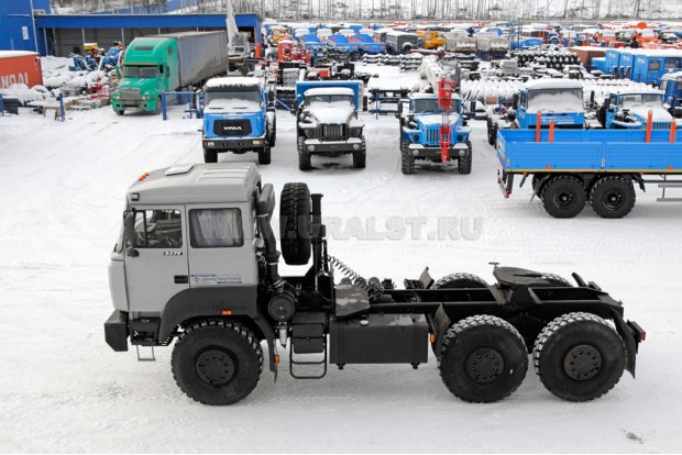 тягач Урал 63704