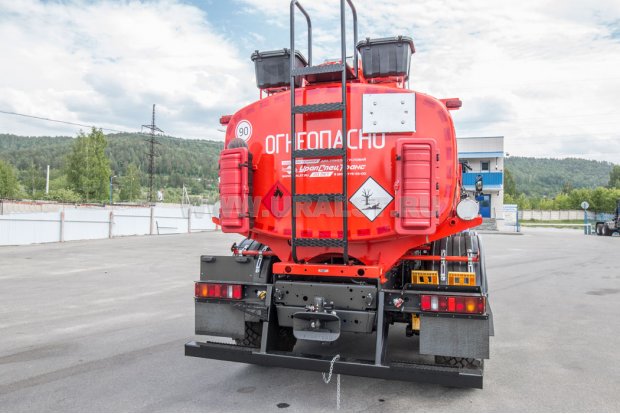 Лестница для подъема на площадку обслуживания цистерны