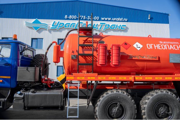 Лестница для подъема на площадку обслуживания цистерны