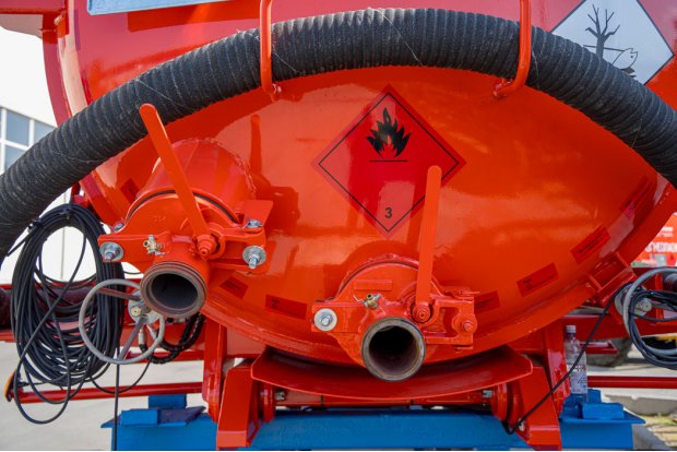 Заборный/сливной узел емкости