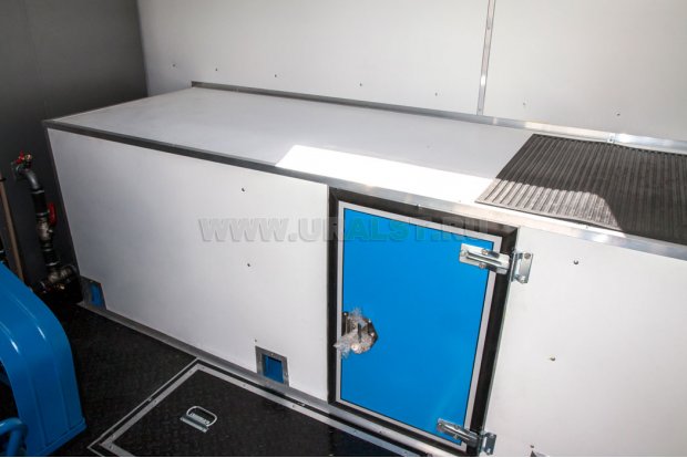 Ниша для размещения маслораздаточного оборудования с внутренней стороны отсека