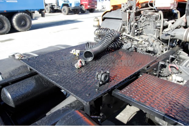 Площадка для удобного соединения разъемов электросистемы и пневмосистемы тягача и полуприцепа