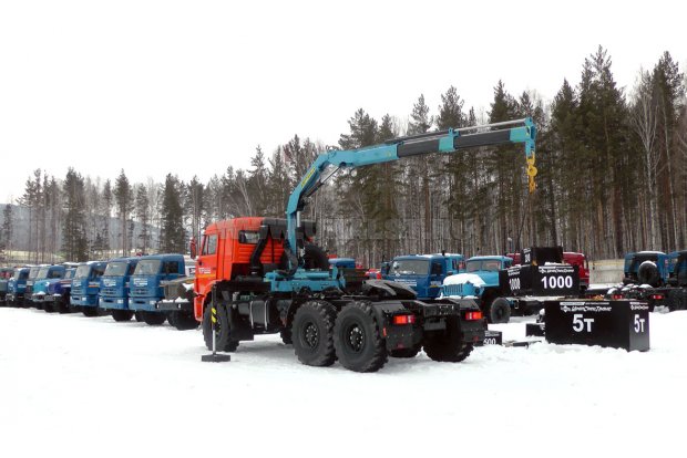 Седельный тягач Камаз с краном-манипулятором