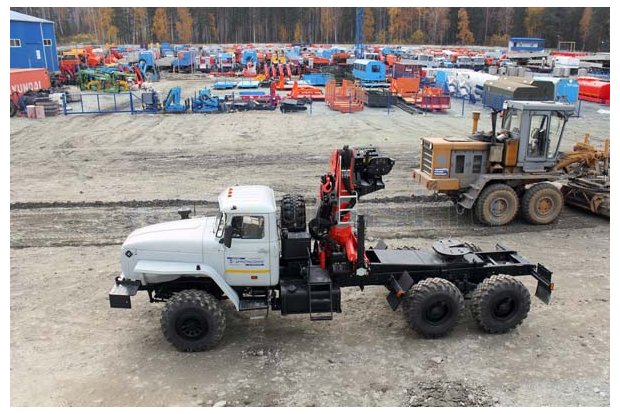 Седельный тягач Урал с КМУ