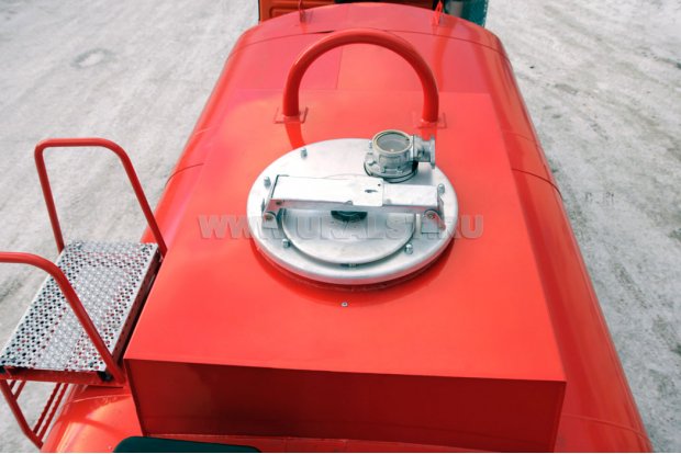 Заливная горловина цистерны