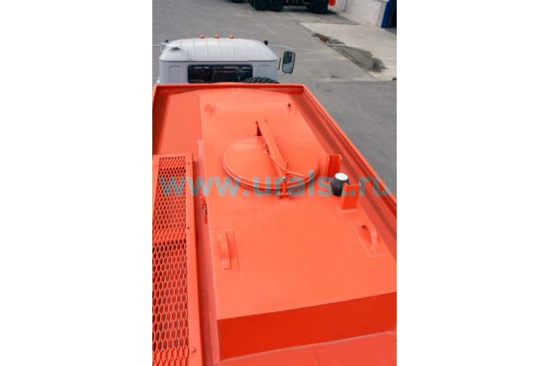 Заливная горловина цистерны