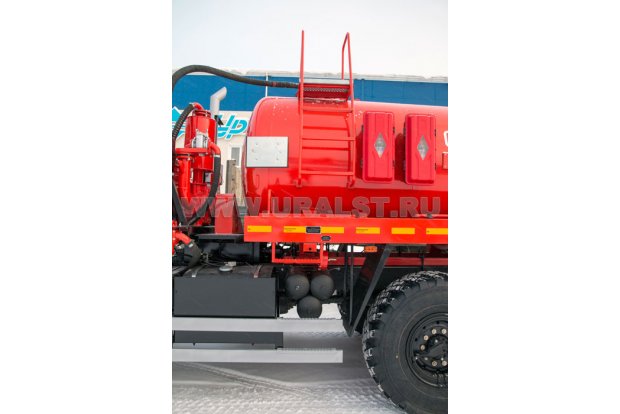 Лестница для обслуживания заливной горловины цистерны