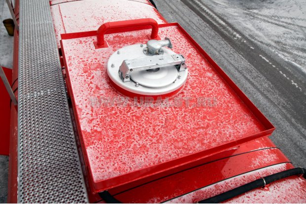 Заливные горловины цистерны