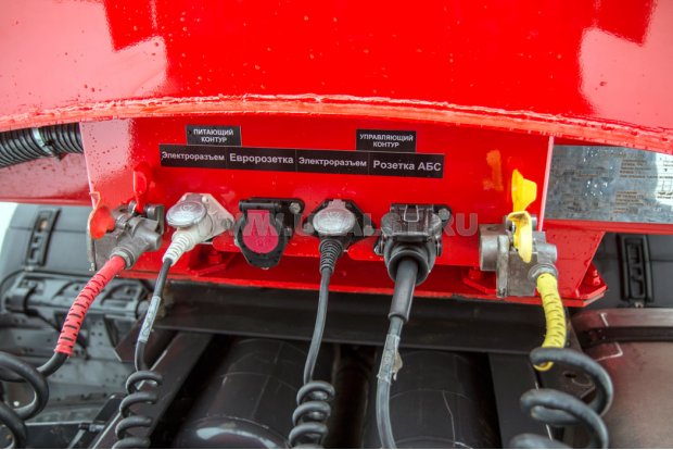 Разъемы для соединения электросистемы и пневмосистемы полуприцепа и тягача