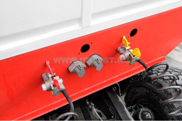 Разъемы для соединения электросистемы и пневмосистемы полуприцепа и тягача